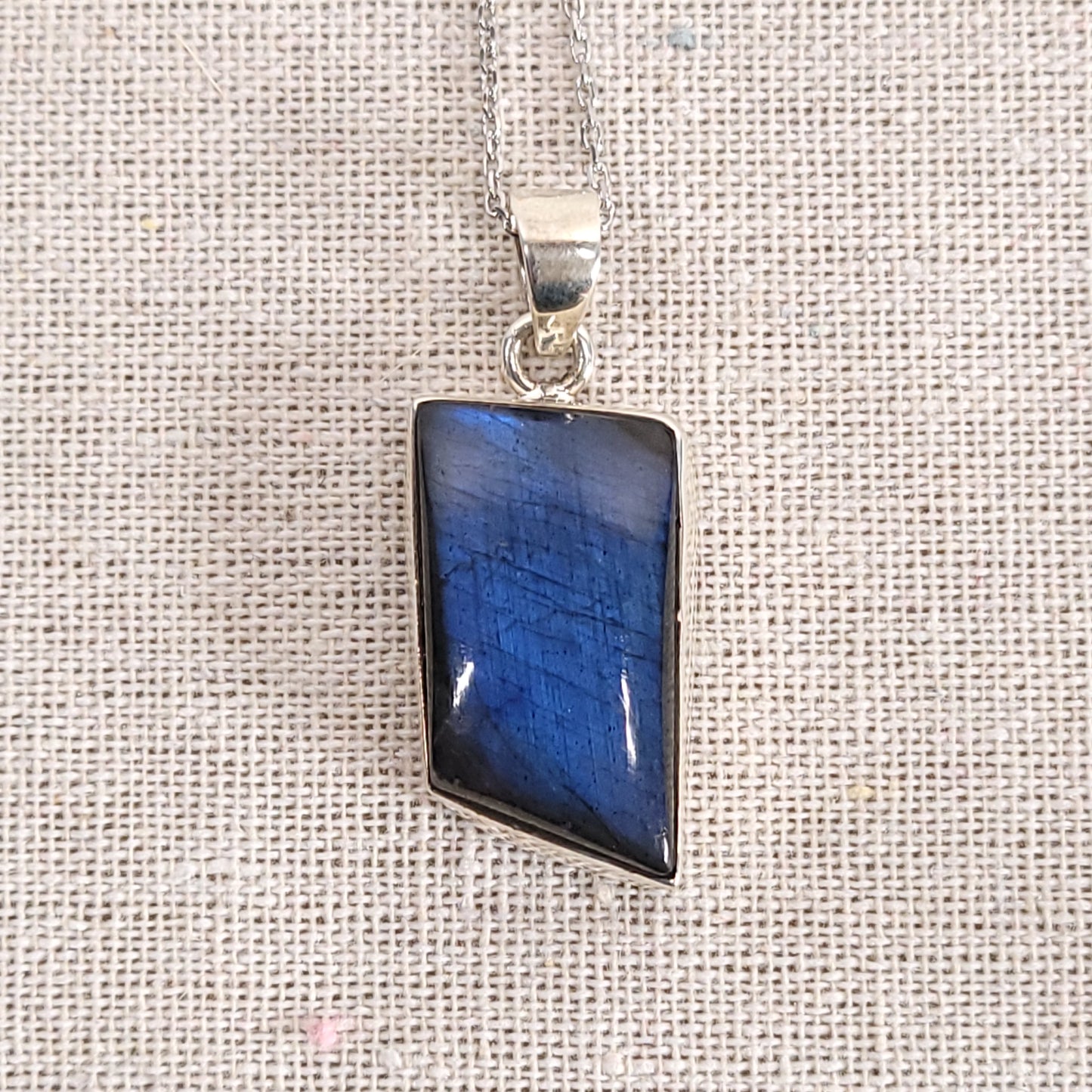 Pendentif Labradorite bleue serti – Argent 925