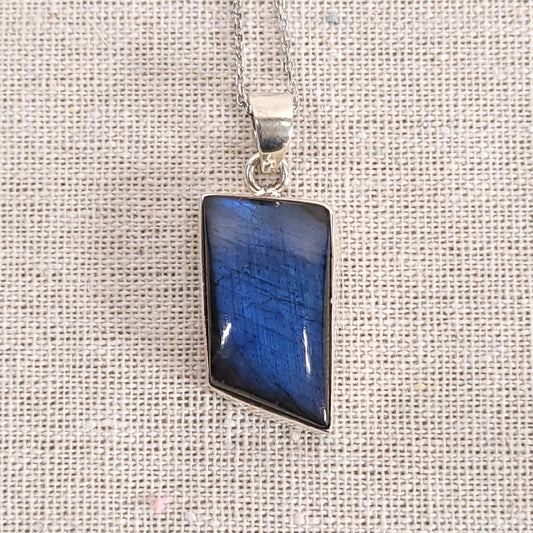 Pendentif Labradorite bleue serti – Argent 925